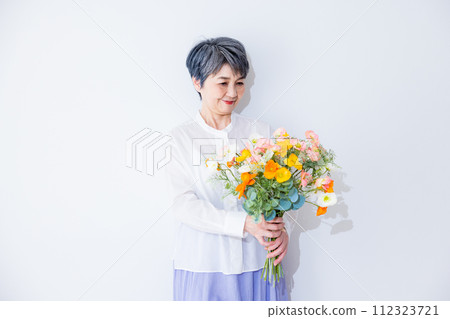 有花的資深婦女 有花的資深婦女 112323721
