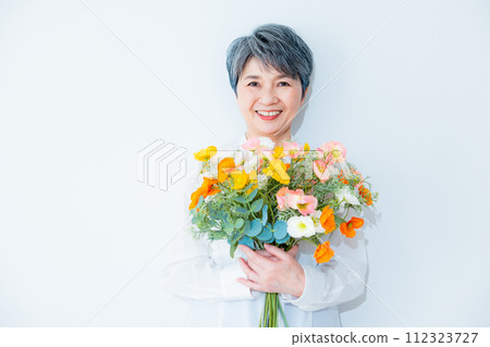 有花的資深婦女 112323727