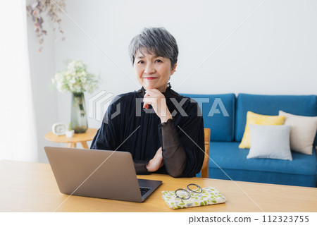 在家使用計算機的資深婦女 在家使用計算機的資深婦女 112323755