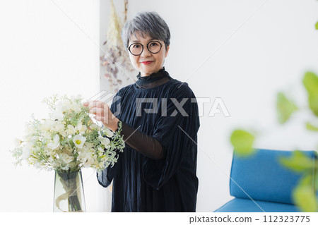 senior woman with flowers 112323775