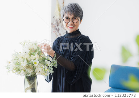 senior woman with flowers 112323778