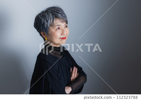 微笑和折疊雙臂的高級女人 微笑和折疊雙臂的高級女人 112323788