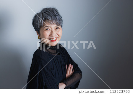 微笑和折疊雙臂的高級女人 112323793