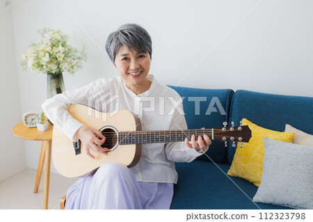 彈吉他的資深婦女 112323798