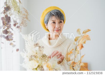 有乾花的資深婦女 112323838