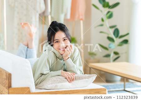 年輕女子在客廳放鬆 年輕女子在客廳放鬆 112323839