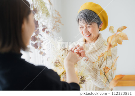 有花的資深婦女 有花的資深婦女 112323851