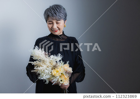 Senior women with flowers Senior women with flowers 112323869