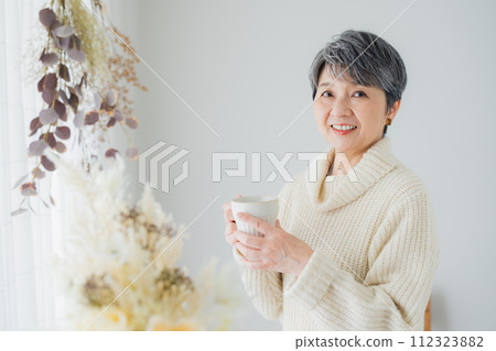 有杯子的資深婦女 有杯子的資深婦女 112323882