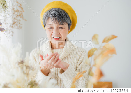 Senior women winter hand care Senior women winter hand care 112323884