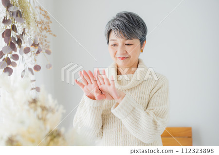 senior woman with flowers senior woman with flowers 112323898