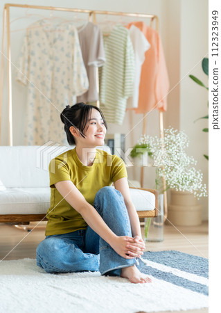 Young woman relaxing in the living room 112323949