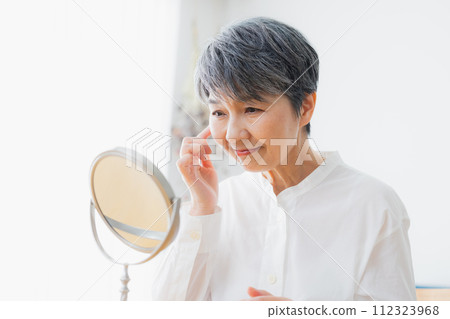 在客廳讀書的高級婦女 112323968