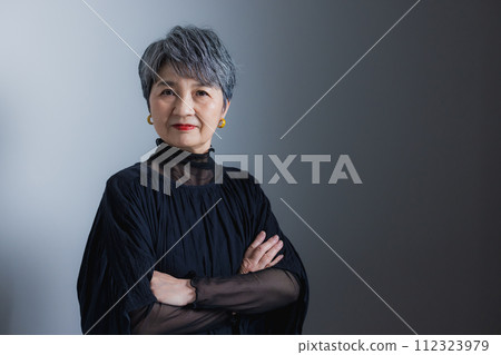 微笑和折疊雙臂的高級女人 112323979