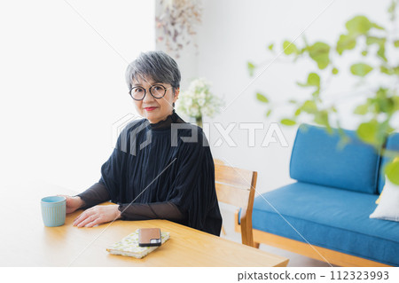 在客廳喝咖啡的高級女人 在客廳喝咖啡的高級女人 112323993