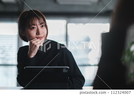 一個男人和一個女人在辦公室開會 112324007