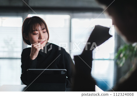 一個男人和一個女人在辦公室開會 112324008