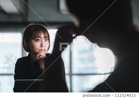 A man and a woman having a meeting in the office 112324015