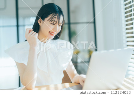 Young business woman Young business woman 112324033