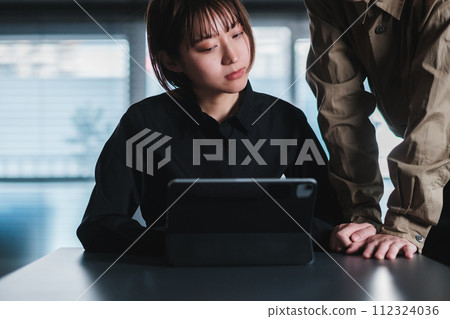 一個男人和一個女人在辦公室開會 一個男人和一個女人在辦公室開會 112324036