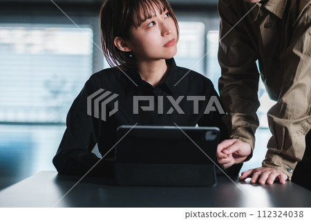 一個男人和一個女人在辦公室開會 112324038