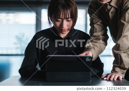 一個男人和一個女人在辦公室開會 112324039