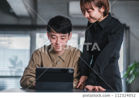 一個男人和一個女人在辦公室開會 一個男人和一個女人在辦公室開會 112324052