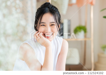 年輕女性的美麗 112324102