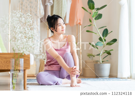 Young woman relaxing in the living room 112324118