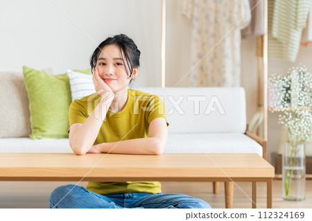 Young woman relaxing in the living room 112324169