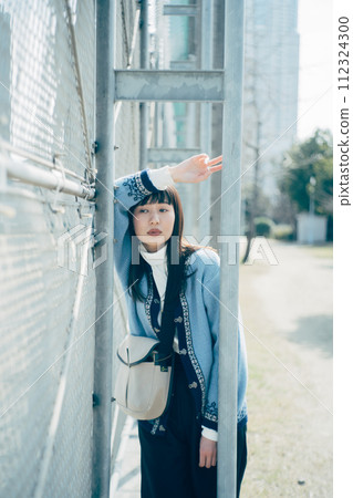 傾斜入籬芭的婦女 傾斜入籬芭的婦女 112324300