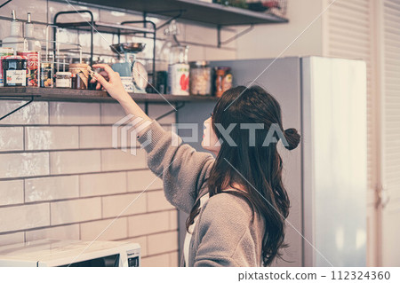 長發女人在廚房裡選擇調味料 112324360