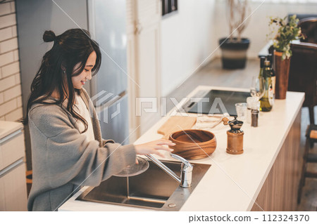 女人在廚房洗碗 女人在廚房洗碗 112324370