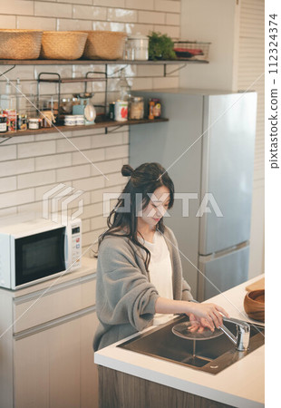 女人在廚房洗碗 女人在廚房洗碗 112324374