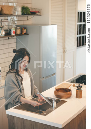 在廚房喝咖啡休息的女人 112324376