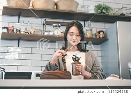 女人在廚房裡煮咖啡 112324388