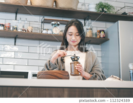 女人在廚房裡煮咖啡 112324389