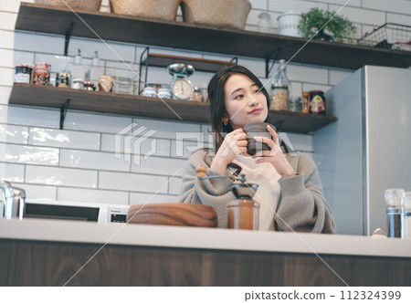 在廚房喝咖啡休息的女人 112324399