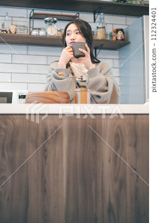 在廚房喝咖啡休息的女人 112324401
