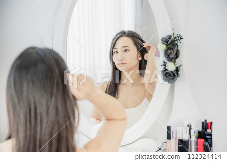 照鏡子做皮膚護理的年輕女性 112324414