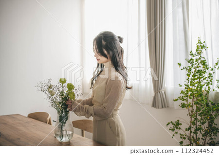 插花的年輕女子的生活方式形象 插花的年輕女子的生活方式形象 112324452