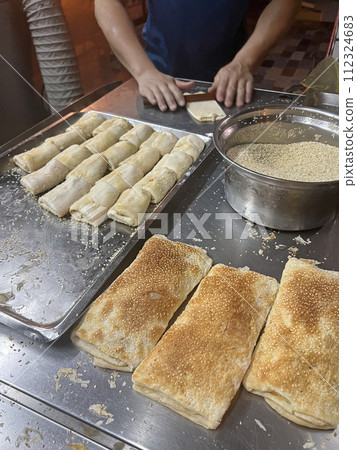 Photographed by a breakfast shop clerk skillfully making Taiwanese sesame cakes 112324683