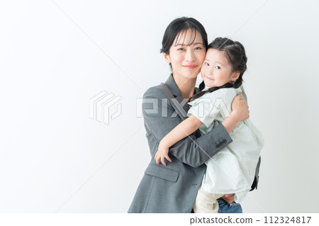 拿著孩子的西裝的中間女商人 112324817