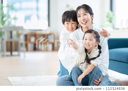 Parent and child playing in the living room 112324836