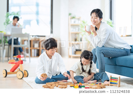 父母和孩子在客廳玩玩具 112324838