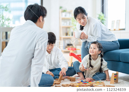 父母和孩子在客廳玩玩具 112324839