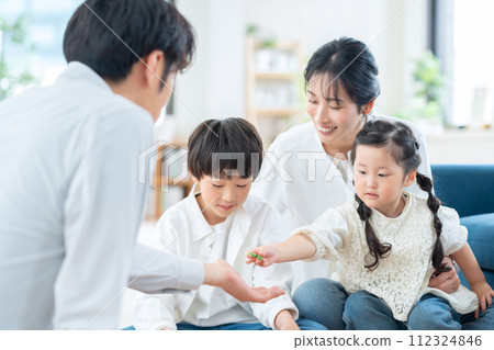 Parents and children playing with toys in the living room 112324846