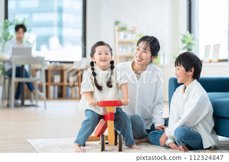 父母和孩子在客廳玩玩具 112324847