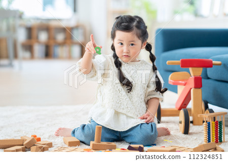 孩子在客廳玩玩具 112324851