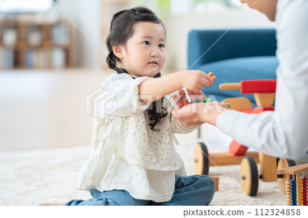 孩子在客廳玩玩具 112324858